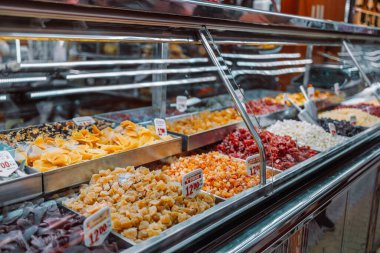Çeşitli kurutulmuş meyve ve fındıklı market tezgahı. Sağlıklı yiyecekler. Yerel pazar. Yüksek kalite fotoğraf