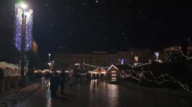 Krakow, Polonya - 04 Aralık 2023: Krakow Pazar Meydanı 'nda Noel pazarı. Polonya Yeni Yıl Fuarı. Krakow 'un ana meydanındaki Noel Pazarı insanlarla, ışıklarla ve karla dolu. Noel