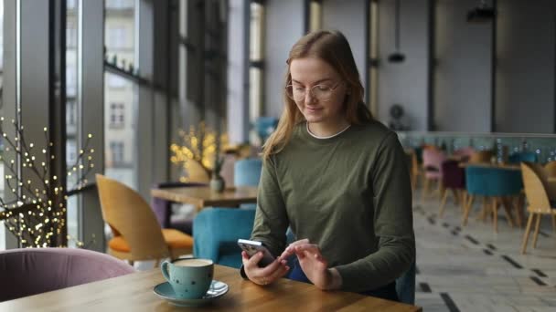 Café Estilo Vida Ciudad Mujer Rubia Usando Teléfono Móvil Beber — Vídeo de stock