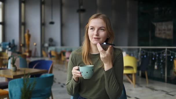 Koppla Kaffe Och Positiv Kvinna Spelar Ljudmeddelanden Mobiltelefon Sitter Soffa — Stockvideo