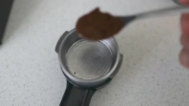 コーヒーショップでコーヒーを作る準備ができてローストコーヒーパウダーでいっぱいのバリスタハンド保持スプーンを閉じます 高品質のフルHd映像 — ストック動画