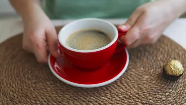 Close Mulher Caucasiana Sentado Lado Janela Beber Café Latte Cozinha — Vídeo de Stock