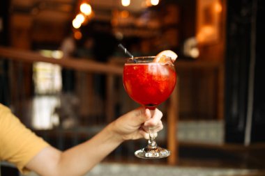 Popüler bar, yaz buzlu alkollü kokteyller. Aperol Spritz ve çilekli fesleğenli Margarita şehir kafesinde kadınların elinde. Yüksek kalite fotoğraf