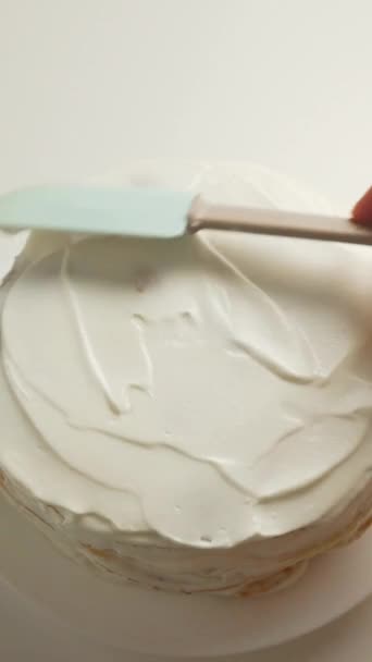 Cukiernik Przygotowuje Ciasto Kremowe Deser Białym Stole Kuchni Koncepcja Pieczenia — Wideo stockowe