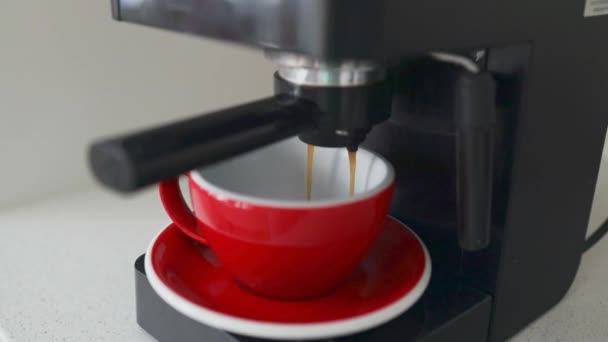 Hacer Café Con Cafetera Espresso Una Taza Cerámica Roja Cocina — Vídeo de stock