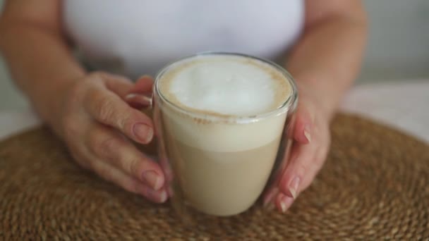 Frauen Weißen Shirts Halten Drinnen Eine Tasse Heißen Cappuccino Der — Stockvideo