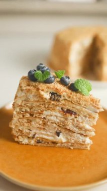 Ev yapımı kek Napolyon, Millefeuille. Böğürtlenli ve naneli kremalı kek. Gri beton bir arka planda. 