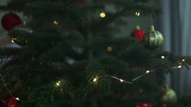 Koyu yeşil arka planda yılbaşı ağacıyla süslenmiş. 2024 Mutlu Noeller ve Mutlu Noeller. Yüksek kaliteli FullHD görüntüler