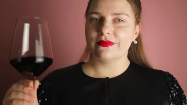 Luksusowa Piękna Kobieta Ciesząca Się Piciem Wina Robiąc Tosty Świętujące — Wideo stockowe