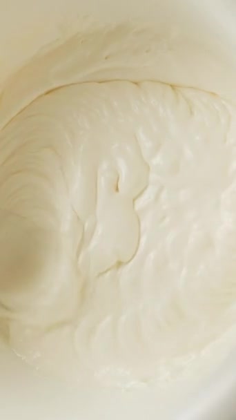Egy Tál Tejszínhabos Tojásfehérje Fehér Konyhaasztalon Felülnézetből Sütőipari Termékek Fokozatos — Stock videók