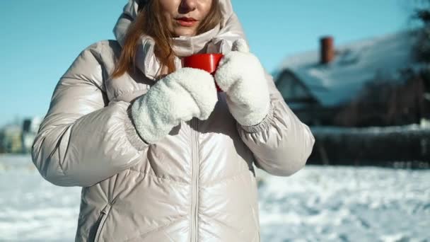 Обрізаний Вид Жінки Теплому Одязі Тримає Теплу Червону Керамічну Чашку — стокове відео