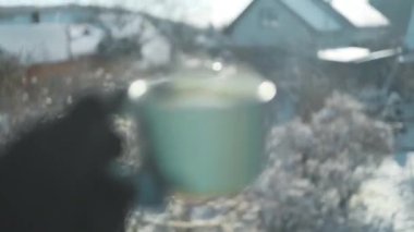 Şehir caddesinde elinde bardakla gezen çekici bir kadın. Şehir arka planında çay içen yakışıklı bir erkek. Yüksek kaliteli FullHD görüntüler