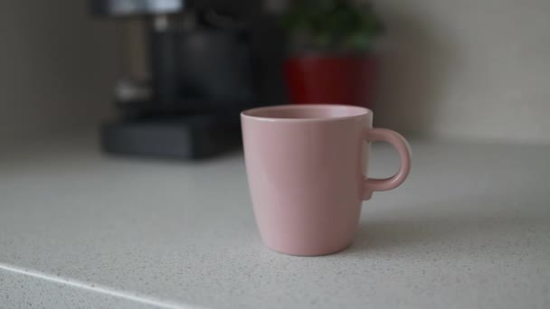 Vrouwelijke Hand Neemt Een Mok Koffie Warme Thee Keuken Interieur — Stockvideo