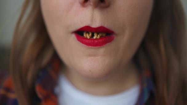 Dekat Wanita Sehat Dengan Bibir Merah Makan Biji Kenari Buah — Stok Video