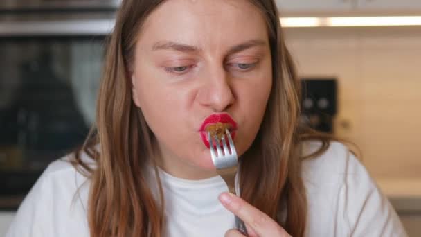 Dość Młoda Głodna Kobieta Siedzi Kuchni Jedząc Danie Ziemniaczane Delektując — Wideo stockowe