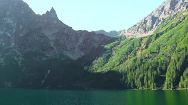 Tatra Ulusal Parkı, Polonya. Ünlü Dağlar Morskie Oko Gölü veya Deniz Gözü Gölü Yaz Sabahı Gündoğumu. Tatras Gölü üzerindeki güzel güneş ışınları. Yüksek kaliteli FullHD görüntüler. 