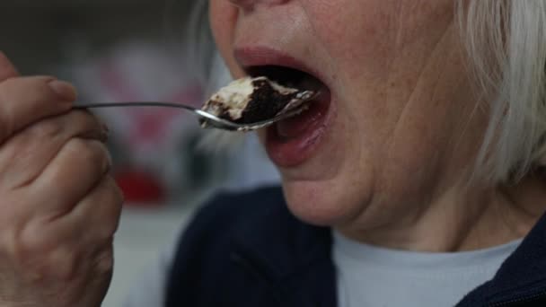 Heureuse Femme Âgée Des Années Dans Shirt Blanc Mangeant Délicieux — Video