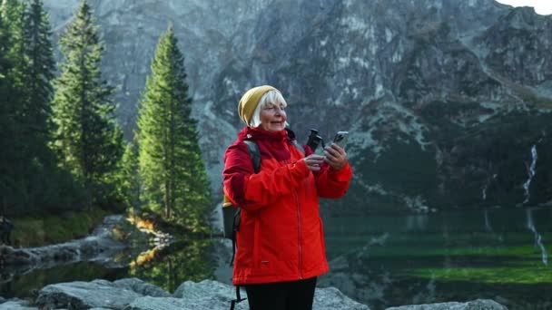 Жінка Зимовому Спортивному Одязі Робить Селфі Гірському Пейзажі Кавказька Дівчина — стокове відео