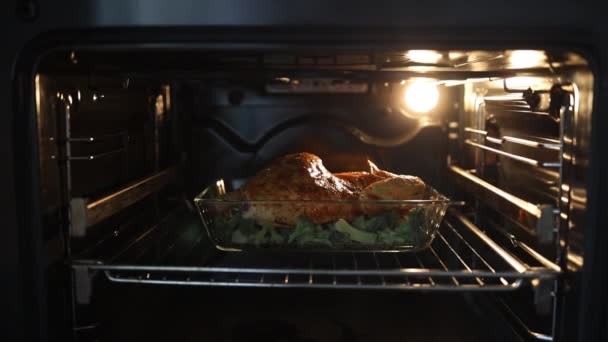 烘烤热烤蔬菜至烤箱的特写 家庭烹饪的概念 优质Fullhd影片 — 图库视频影像