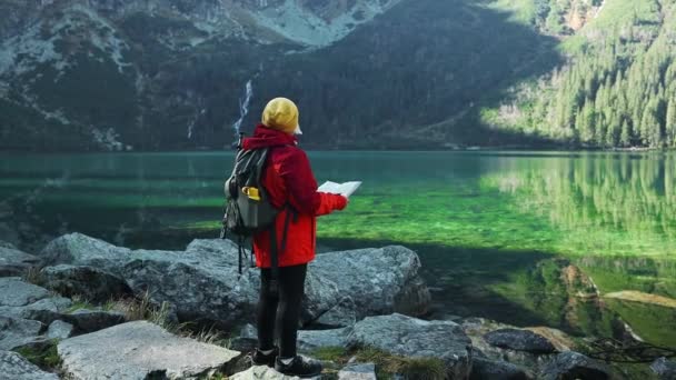 Sırt Çantasıyla Dağın Tepesine Tırmanan Gezgin Bir Kadın Turist Yürüyüşçüsü — Stok video