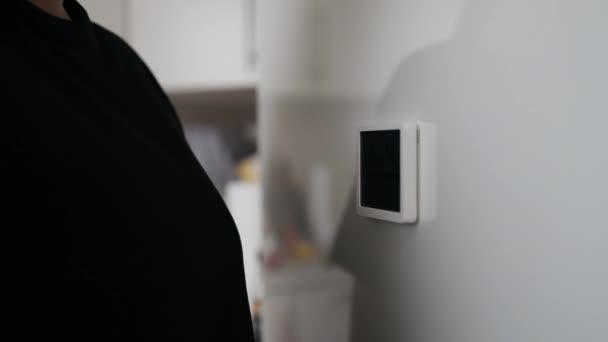 Kaukasische Frau Schaltet Smart Home Wall Control Panel Ein Klientinnen — Stockvideo