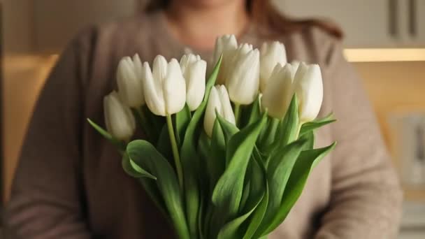 Imagen Cerca Mujer Despreocupada Los Años Feliz Con Tulipanes Flores — Vídeos de Stock