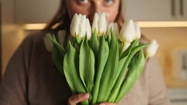 Zbliżenie Obraz Beztroski Szczęśliwy 30S Kobieta Kwiatów Tulipanów Domu Zamknięte — Wideo stockowe