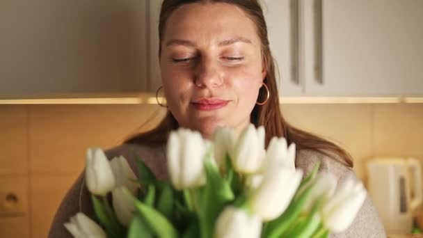 Zbliżenie Obraz Beztroski Szczęśliwy 30S Kobieta Kwiatów Tulipanów Domu Zamknięte — Wideo stockowe