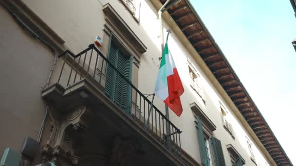 Włoska Flaga Wisząca Budynkach Historycznym Centrum Miasta Okresie Letnim — Wideo stockowe
