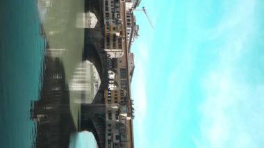 Arno nehri üzerindeki köprüleri ile Firenze Floransa, İtalya 'nın güzel şehir manzarası. Yüksek kaliteli FullHD görüntüler
