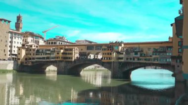 Arno nehri üzerindeki köprüleri ile Firenze Floransa, İtalya 'nın güzel şehir manzarası. Yüksek kaliteli FullHD görüntüler