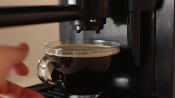 カップの専門機械からのコーヒー ストリームを注ぐこと ダブルエスプレッソを作る 朝から新鮮なコーヒーが咲きます 高品質の4K映像 — ストック動画