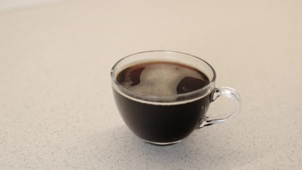 女性の手はコーヒーを一杯飲む 女性はホットコーヒーカップで手を温める 朝から飲む 朝食の飲み物について 高品質の4K映像 — ストック動画