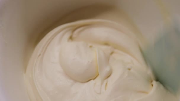 Karamel Crème Kloppen Met Een Lepel Olie Cake Mengsel Closeup — Stockvideo