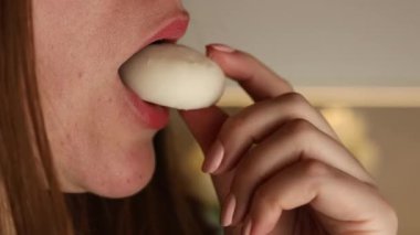 Mutfakta lezzetli Japon mochi yiyen güzel beyaz kadını yakından çek. Yüksek kalite 4k görüntü