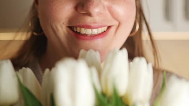 Szczęśliwa Kobieta Lubi Bukiet Tulipanów Gospodyni Domowa Ciesząca Się Bukietem — Wideo stockowe