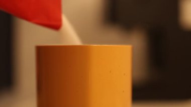 4K pudra şekerinin mutfakta öğütücü ya da kahve öğütücüsü kullanılarak hazırlanması. Yüksek kalite 4k görüntü