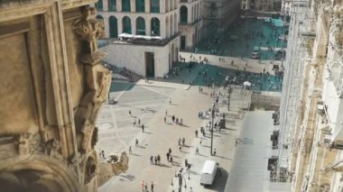 Piazza 'daki Victor Emmanuel II Galerisi' nin önündeki ünlü Duomo di Milano Katedrali 'nin çatısı manzarası. Krishy evlerinin manzarası. Binanın duvarlarında mimari heykeller var.