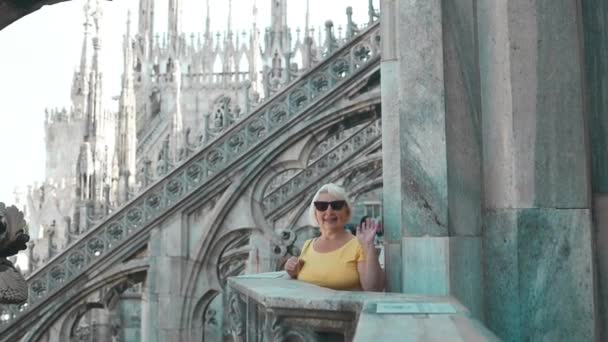 Senior Felice Turista Fare Selfie Foto Fronte Famoso Duomo Milano — Video Stock