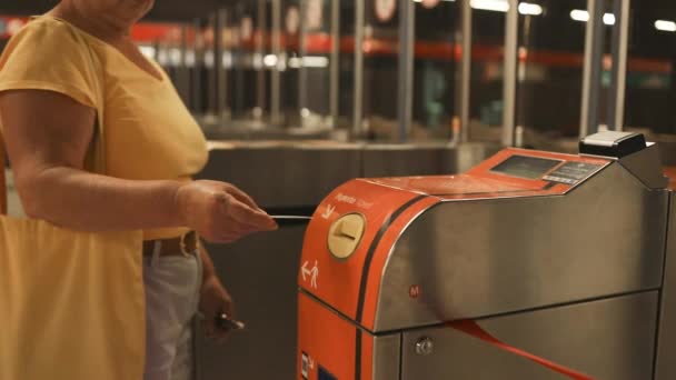 使用卡片通过旋转栅门的人 地铁金属门控制板 支付入口费用 地铁中的新技术 — 图库视频影像