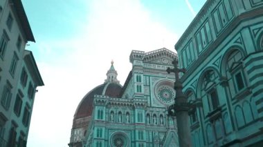 Santa Maria del Fiore kilisesinin kubbesi ve Floransa 'daki eski kasabanın muhteşem manzarası. Yüksek kaliteli FullHD görüntüler