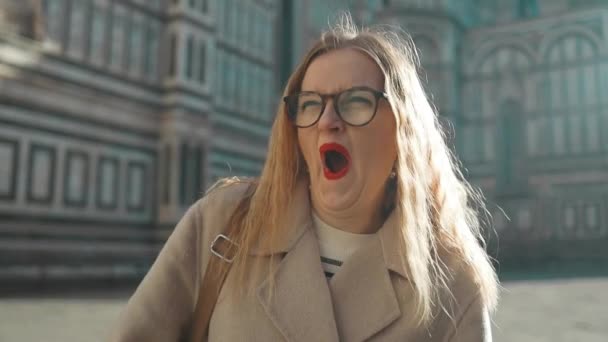 Belle Femme Blonde Endormie Touriste Aux Lèvres Rouges Réveilla Trop — Video