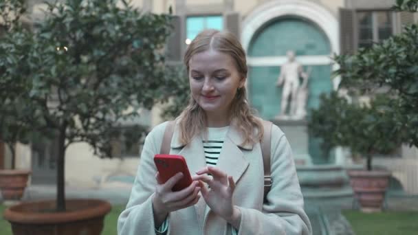 Tourist Caucasian Woman Coast Using Mobile Phone Smiling Traveler Female — Stock Video