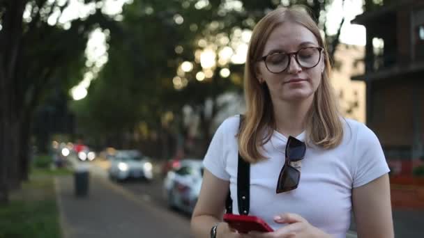 Smutna Blondynka Trzymająca Komórkową Aktualizację Informacji Transporcie Miejskim Stronie Internetowej — Wideo stockowe