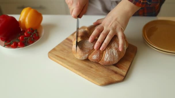 Vrouwelijke Handen Snijden Vers Brood Met Mes Houten Snijplank Vers — Stockvideo