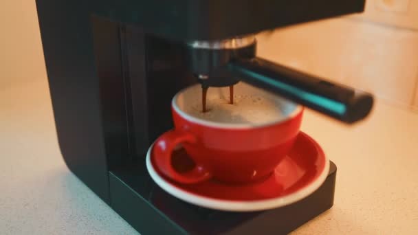 カップに機械からコーヒーストリームを注ぐ ホットエスプレッソを作るホーム フィルターホルダーを使用します 新鮮なグラウンドコーヒーを咲かせる 朝にローストブラックコーヒーを飲む 高品質のフルHd映像 — ストック動画