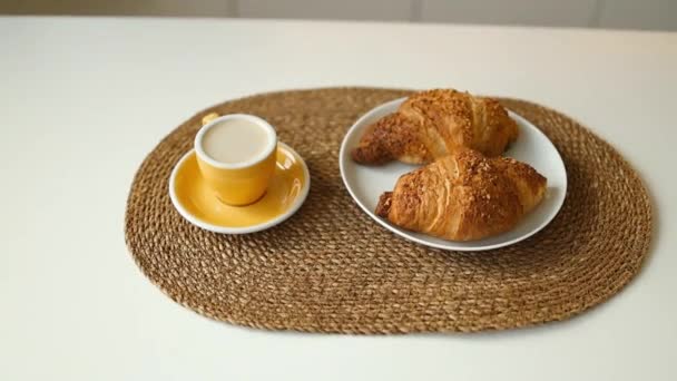 Frühstück Blick Auf Ein Paar Croissants Und Eine Tasse Kaffee — Stockvideo