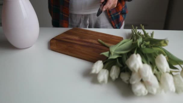 Kobieta Cięcia Tulipanów Wynika Nożyczkami Przed Umieszczeniem Wazonu Kuchni Całe — Wideo stockowe