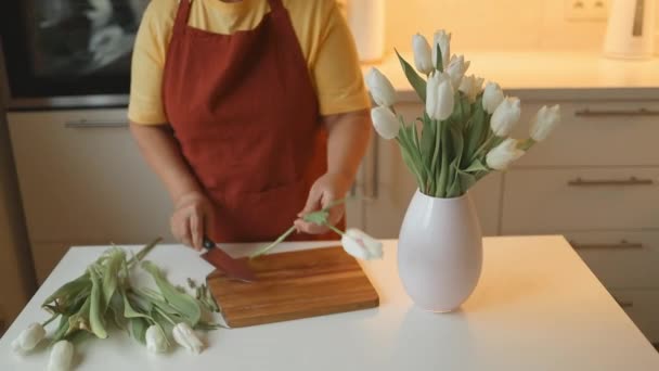 Energetische Oudere Blanke Jaren Vrouw Snijden Tulpen Stengels Met Een — Stockvideo