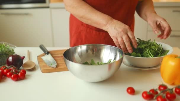 Primer Plano Mujer Mayor Está Preparando Ensalada Verduras Cocina Hembra — Vídeos de Stock